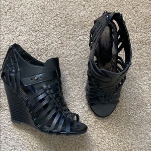 Black Wedges with lattice detail